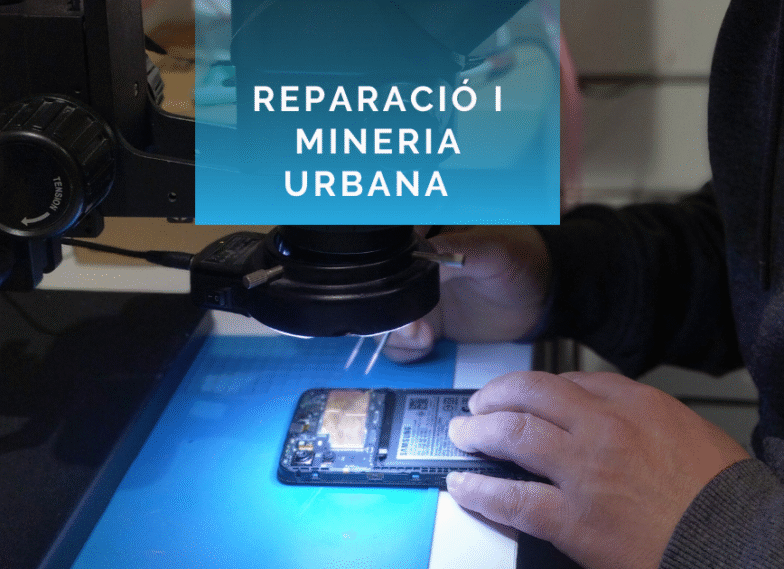 Un tècnic repara un dispositius mòbil a la botiga Reparadís d'Andròmines