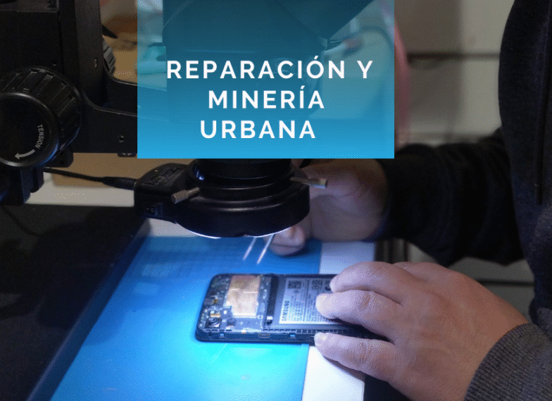 Un técnico repara un dispositivo móvil en la tienda Reparadis.