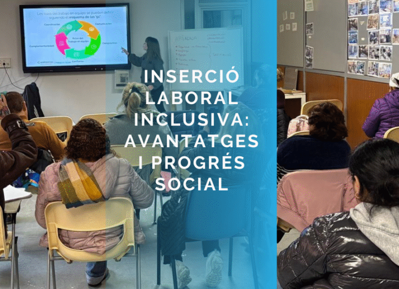 Alumnes de programes d'inserció laboral D'Andròmines escolten a la professora a l'aula