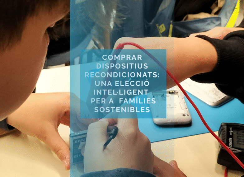 dos joves reparen un dispositiu electrònic durant un taller de recondicionament d'Andròmines