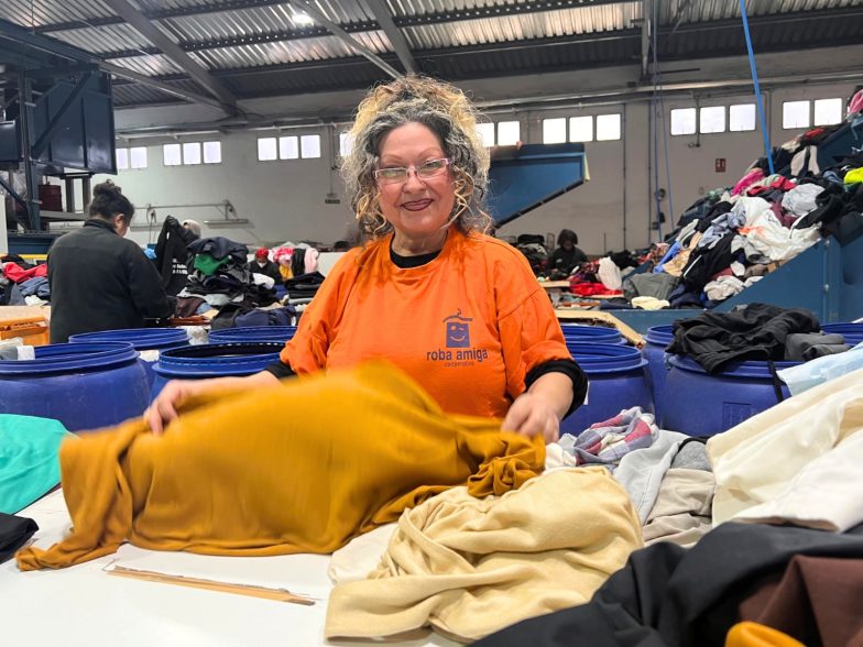 Cada família catalana dona gairebé 2 kg de residu tèxtil a Roba Amiga el 2025: un gest quotidià que canvia vides i impulsa l’economia local